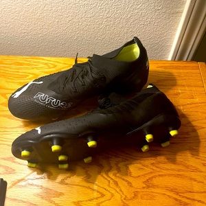 Black size 10 soccer shoes with green in good condition